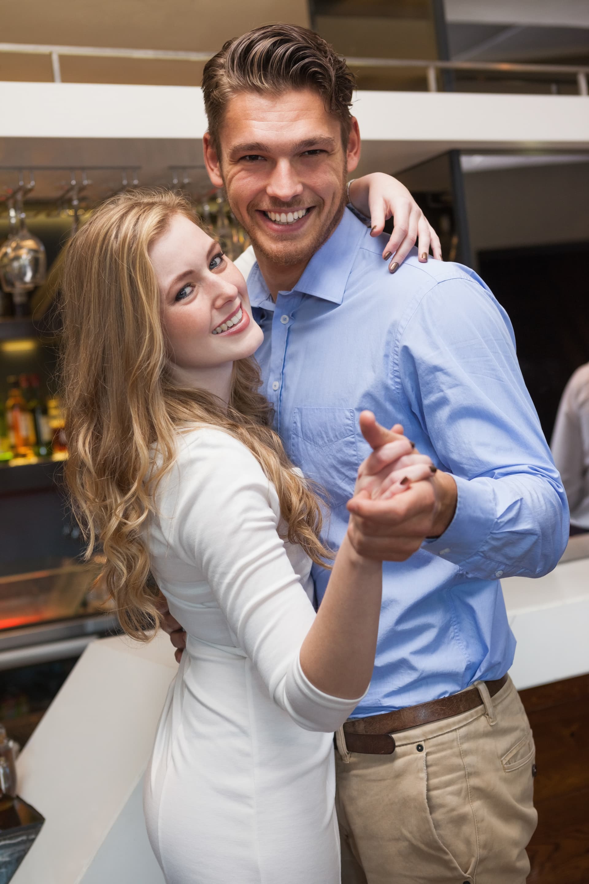 Paar tanzt Gesellschaftstanz in der Tanzschuhle im Capitol in Falkensee