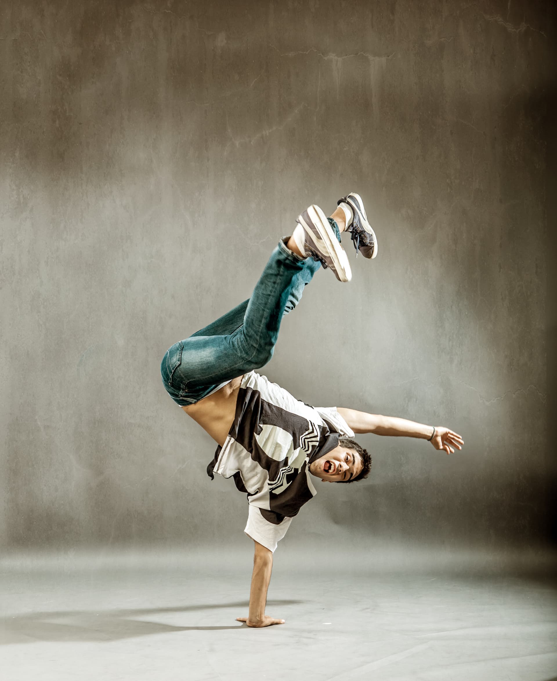 Breakdancer macht einen Handstand — Jungen-Kurs in der Tanzschule Falkensee